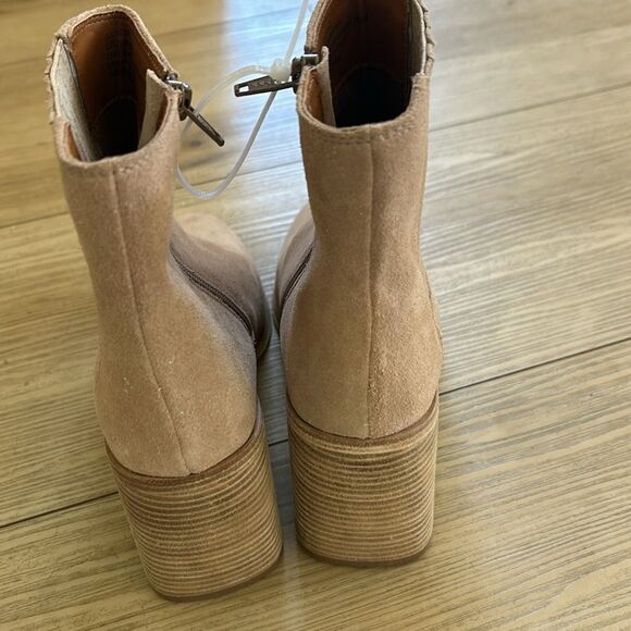 Andre Assous Naia Bootie Beige, size 8, NWOT - Picture 7 of 12
